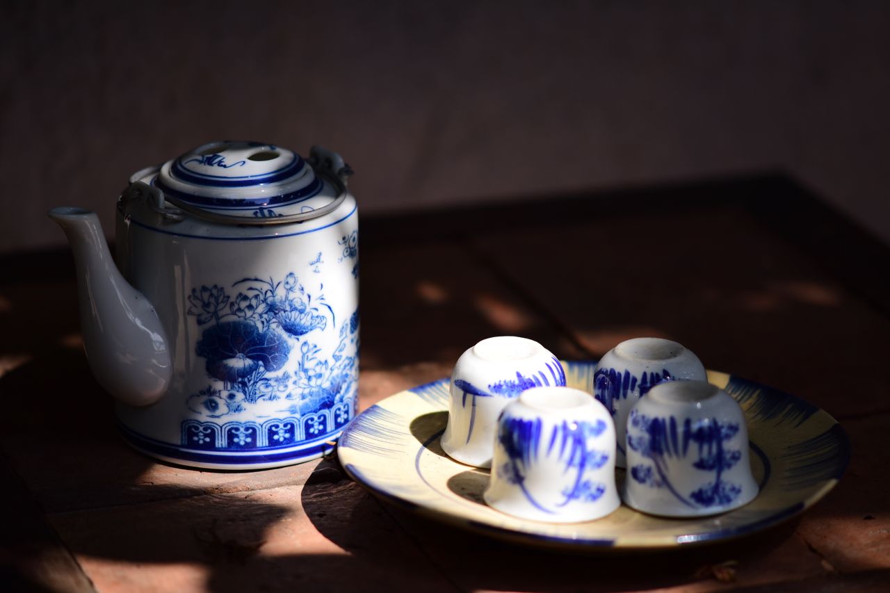 The Art of Drawing Readers In: Your attractive post title goes here Elegant vintage blue and white teapot with matching cups on a wooden table, creating a cozy classic setting.