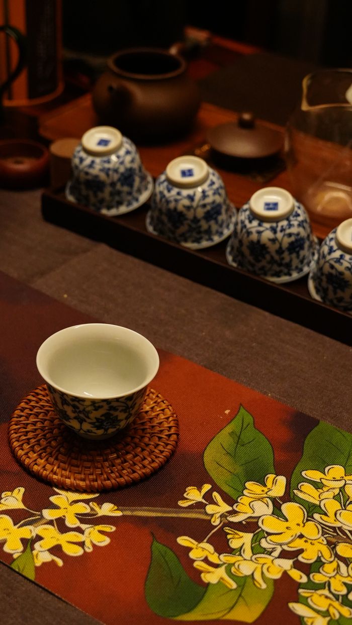 Crafting Captivating Headlines: Your awesome post title goes here Elegant display of porcelain tea cups for a traditional Chinese tea ceremony.